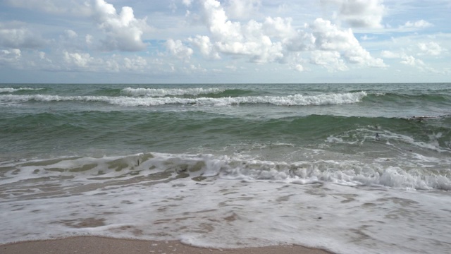 在晴朗的日子从泰国的海滩看海景。视频素材