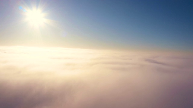 灿烂的太阳和晴朗的蓝天，而飞行在阴云之上视频素材