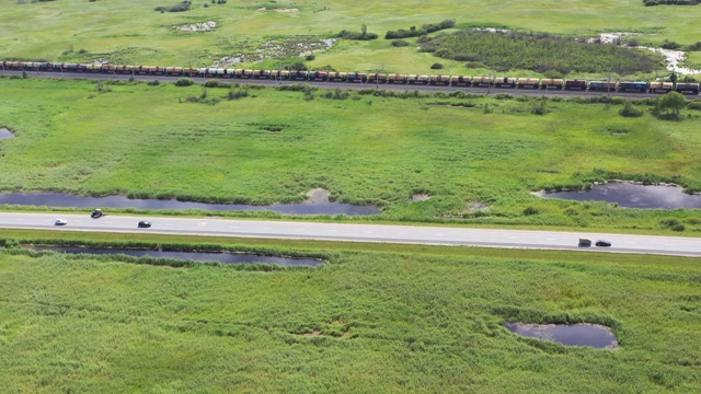 鸟瞰图，乡村景观中的铁路和公路视频素材