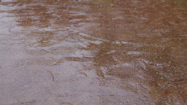 雨水落在潮湿的混凝土表面视频素材