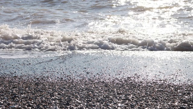 海岸附近的海浪视频素材