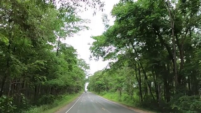 在乡村道路上开车视频素材