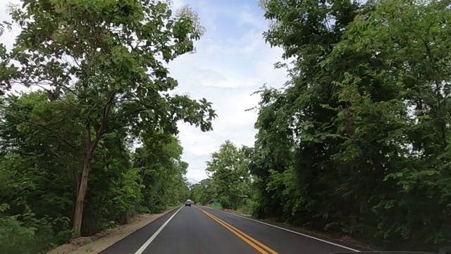 在乡村道路上开车视频素材