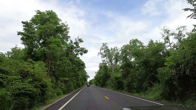 在乡村道路上开车视频素材