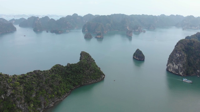 空中:飞越下龙湾岩石尖塔，越南著名的旅游景点视频素材