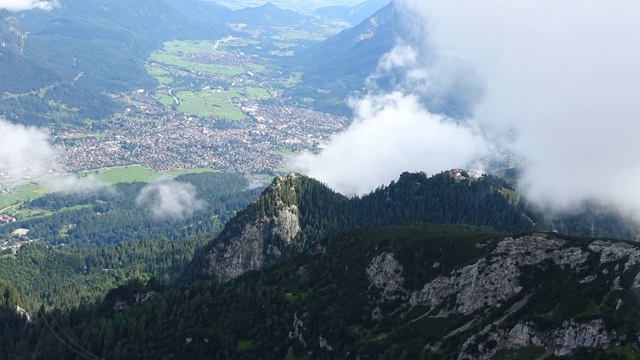 从Garmisch-Partenkirchen上方的一个镜头与移动和旋转的云视频素材