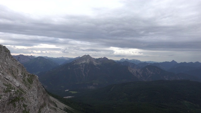 Zugspitze山脚，在茂密的前陆地上，岩石突起视频素材