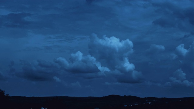 夜景景观大云在黑暗的天空4k时间视频素材