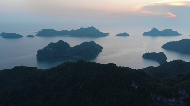 空中:日落时分，飞越吉巴岛和下龙湾岩石尖塔，这是越南著名的旅游目的地视频素材