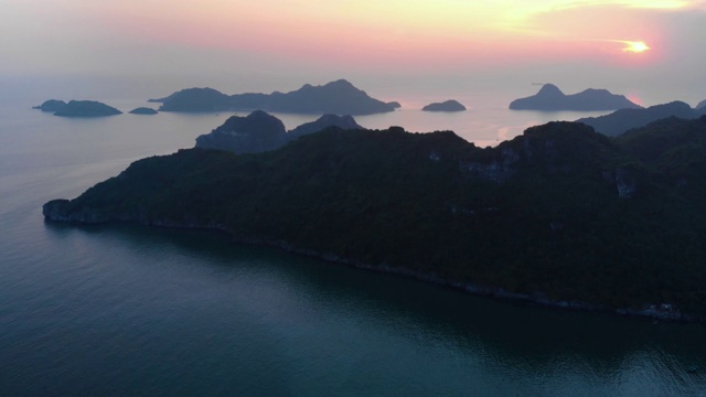 空中:日落时分，飞越吉巴岛和下龙湾岩石尖塔，这是越南著名的旅游目的地视频素材