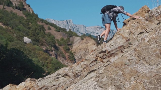 人在攀登山顶。视频素材