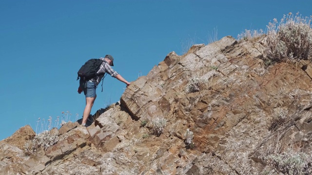 人在攀登山顶。视频素材