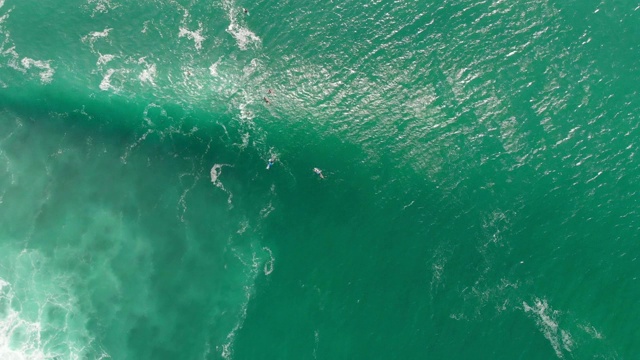 鸟瞰图与冲浪者和海浪在海洋。冲浪和海浪视频素材