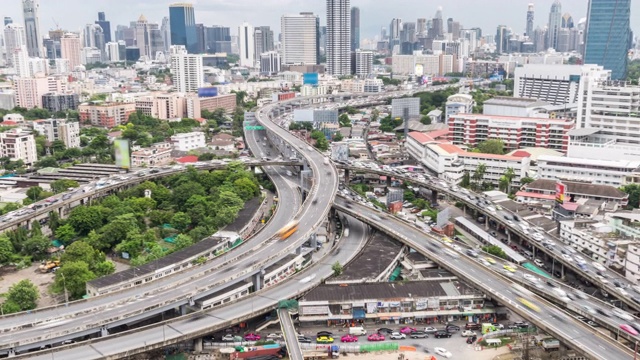 泰国曼谷市高速公路十字路口的汽车交通延时。公共交通，通勤生活方式，亚洲城市生活理念。缩小然后仍然，高角度的视图视频素材