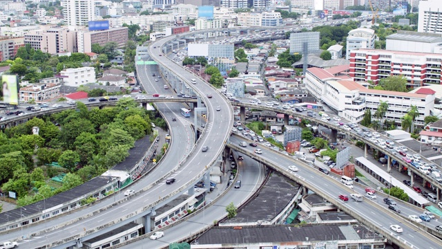 汽车交通交通在泰国曼谷市高速公路公路交叉口，高角度视野。公共交通，通勤生活方式，亚洲城市生活理念。然后缩小静止的慢镜头视频素材