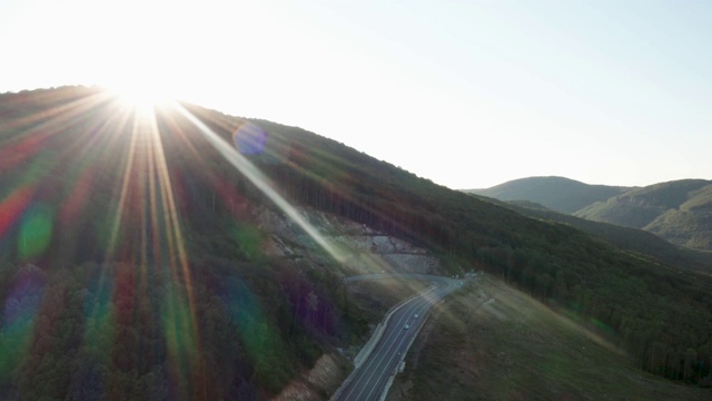 黑海松树森林与高速公路无人机拍摄在4K分辨率视频素材