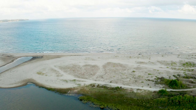 海滩和湖岸在一个美丽的夏日无人机视频4K分辨率视频素材