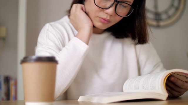 女人在家里放松的时候看书喝咖啡视频素材