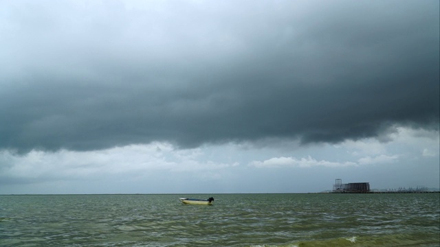 海上正在下雨。视频素材