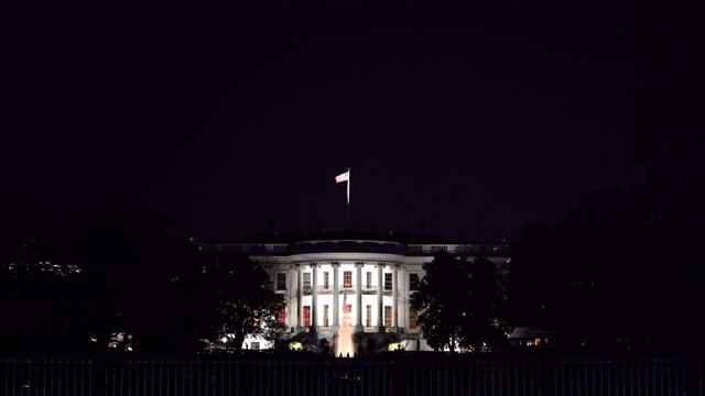 美国哥伦比亚特区华盛顿白宫的夜景建筑视频素材