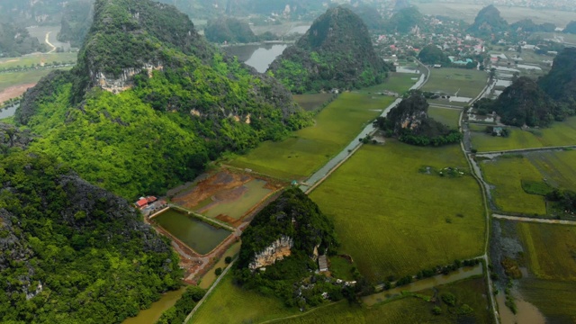 空中拍摄:越南北部喀斯特地貌，无人机拍摄宁平地区视频素材