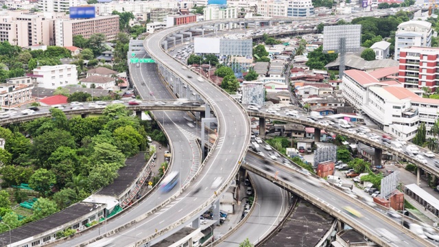 泰国曼谷市高速公路十字路口的汽车交通延时。公共交通，通勤生活方式，亚洲城市生活理念。缩小然后仍然，高角度的视图视频素材