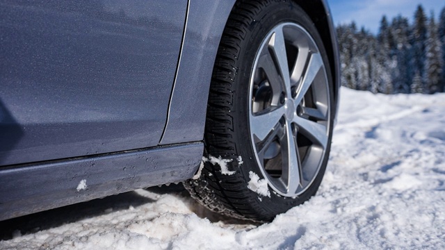 在极端的冬季天气条件下，汽车被困在下雪的乡村道路上视频素材