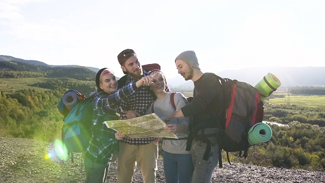 多莉拍摄了四个快乐的朋友在山里徒步旅行视频素材