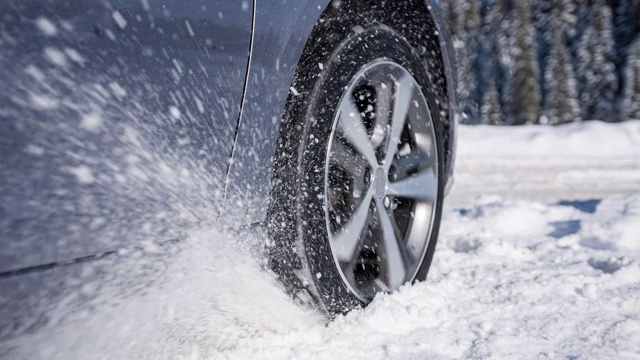 在极端的冬季天气条件下，汽车被困在下雪的乡村道路上视频素材