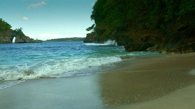 美丽的景色从海岸的海浪打破天堂沙漠海滩在亚洲假日旅游目的地和旅游概念视频下载