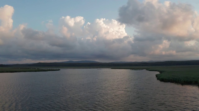 海滩和湖岸在一个美丽的夏日无人机视频4K分辨率视频素材