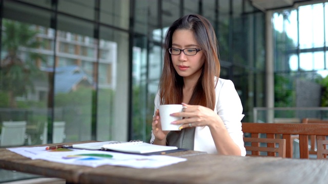 在冠状病毒期间在家工作的亚洲女性视频素材