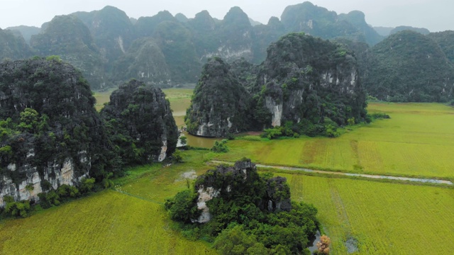 空中拍摄:越南北部喀斯特地貌，无人机拍摄宁平地区视频素材