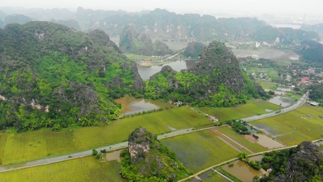 空中拍摄:越南北部喀斯特地貌，无人机拍摄宁平地区视频素材