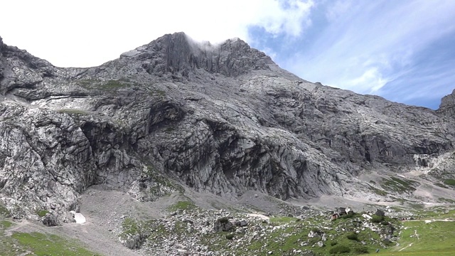 在巴伐利亚祖格斯匹兹的马西夫山脉崎岖的高山上旋转视频素材