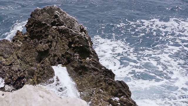 夏日里海浪拍打着岩石。亚得里亚海视频素材