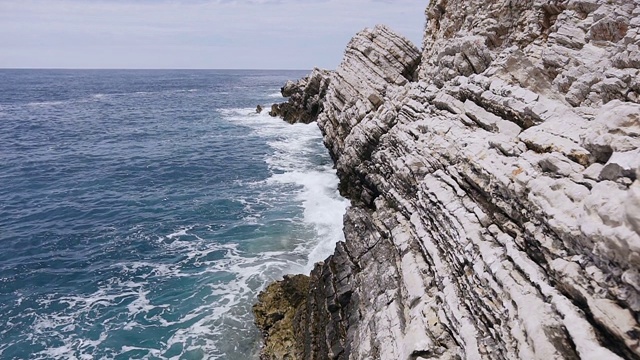 夏日里，美丽的海浪拍打着岩石。亚得里亚海视频素材