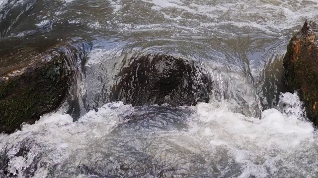 瀑布和石头，森林里的河流视频素材