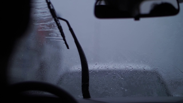 雨点落在汽车挡风玻璃上，汽车雨刷视频素材