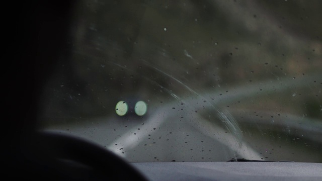 雨点落在汽车挡风玻璃上，汽车雨刷视频素材