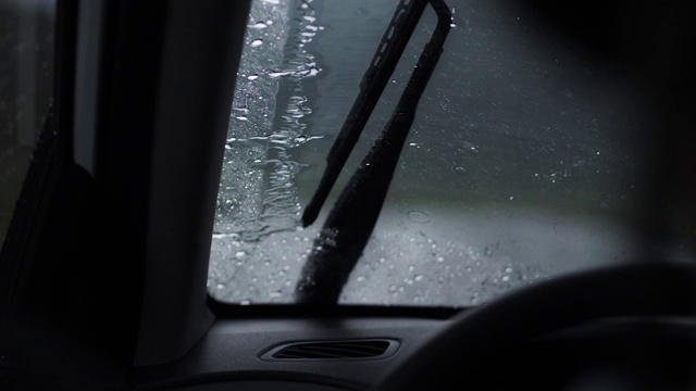 雨点落在汽车挡风玻璃上，汽车雨刷视频素材