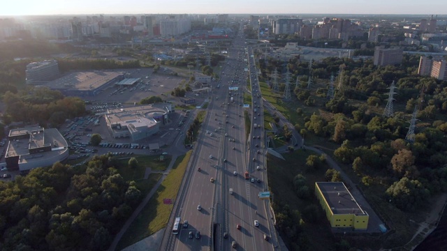 日落时分，莫斯科中央大道上空的鸟瞰图。城市高速公路上的交通。无人机拍摄的城市景观视频素材