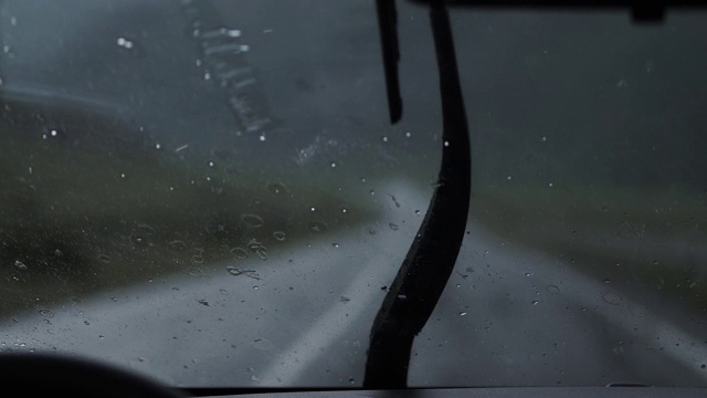 雨点落在汽车挡风玻璃上，汽车雨刷视频素材