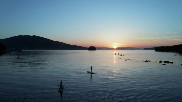 鸟瞰图的海湾与SAP冲浪者浮在水上。俄罗斯符拉迪沃斯托克视频素材