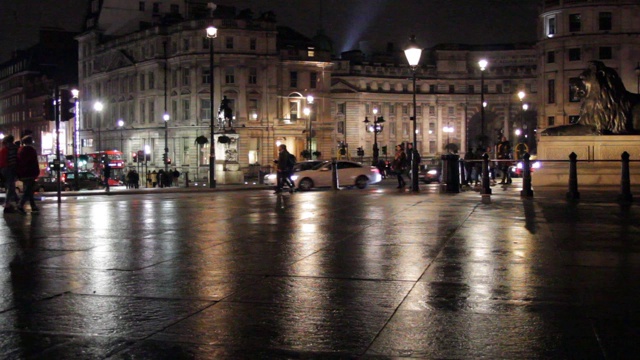 特拉法加广场喷泉英国伦敦之夜，特拉法加广场旅游胜地视频素材