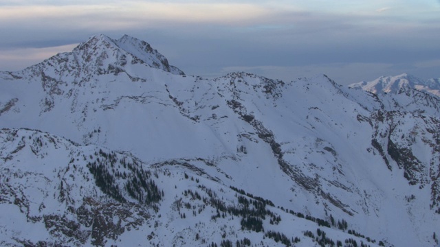 美国犹他州沃萨奇山脉雪顶双峰的鸟瞰图。视频素材