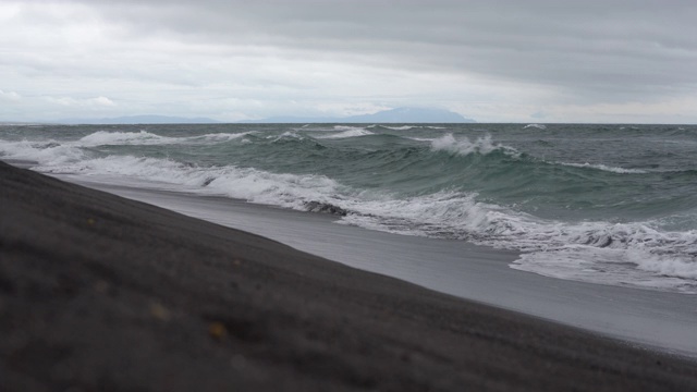 美丽的黑海滩自然火山沙，海浪在太平洋-受欢迎的旅游目的地视频素材