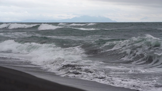 壮观的太平洋海浪景观，天然火山沙的黑色海滩，是热门的旅游目的地。阴暗的天气视频素材