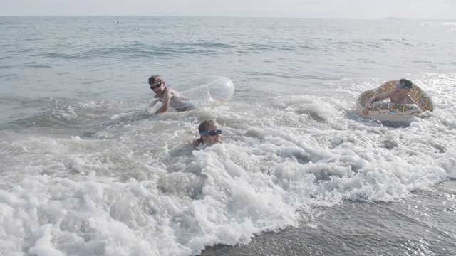 孩子们喜欢去海滩和海边度假视频素材