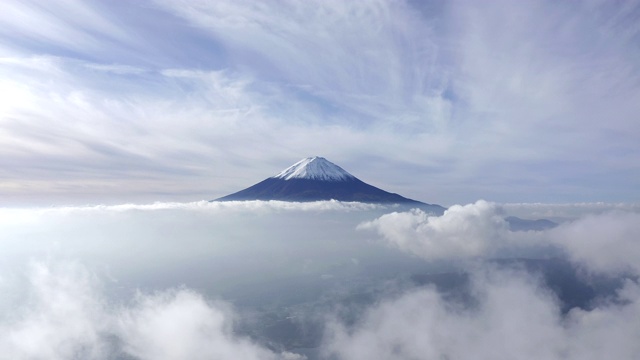 富士山明亮美丽的景色，驾驶一架无人机穿过云层视频素材